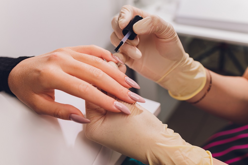 Dlaczego lakier hybrydowy się nie trzyma? Błędy przy wykonywaniu manicure