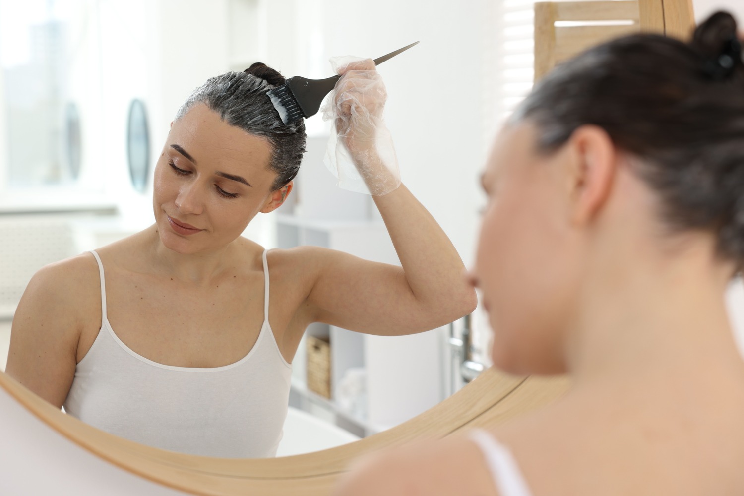 Farbowanie włosów w domu czy w salonie – co wybrać, aby nie zniszczyć włosów